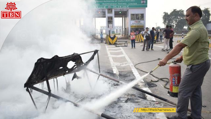 Mob set fire at Didarganj Toll Plaza | The Bihar News