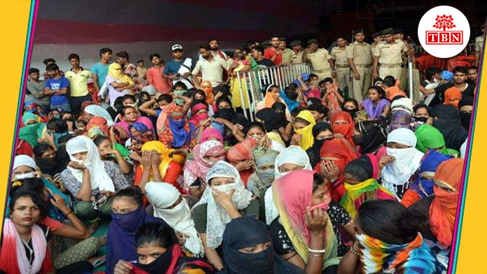 thebiharnews-in-268-bar-girls-protest-on-road-in-sonpur-mela-dhrna