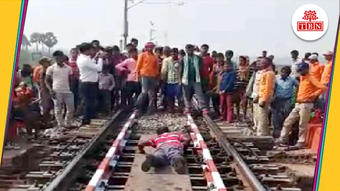 thebiharnews-in-tirupati-laddu-in-suddenly-train-arrived-during-maintenance-on-track-sign-in-gaya